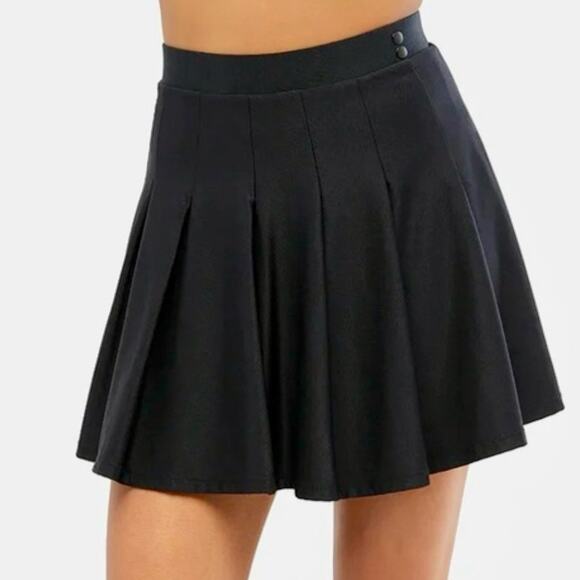 Danielle Bernstein for We Wore What Black Pleated Mini Skirt in 00 - Picture 5 of 11